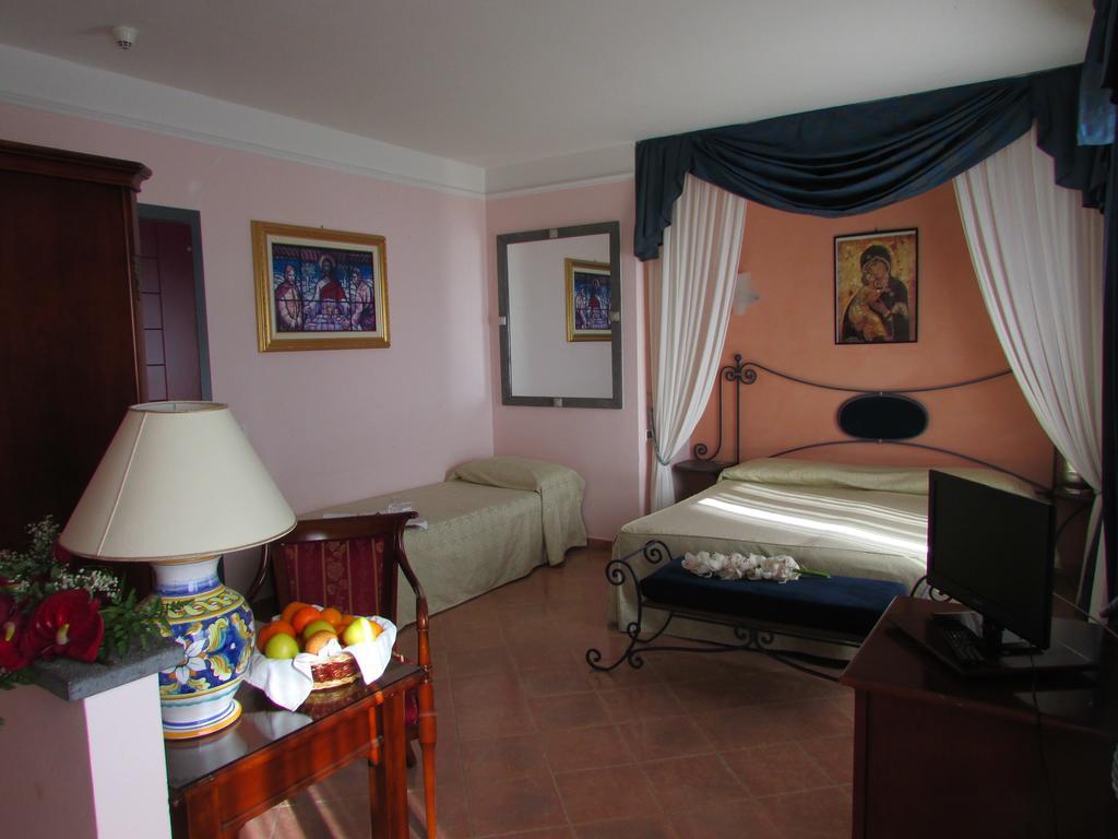 Emmaus Hotel Цафферана-Етнеа Номер фото